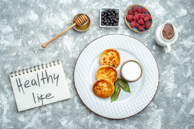 Deliciosos muffins com frutas vermelhas na vista de cima