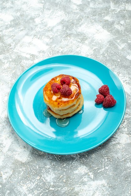 Deliciosos muffins de frente com frutas frescas na mesa de luz