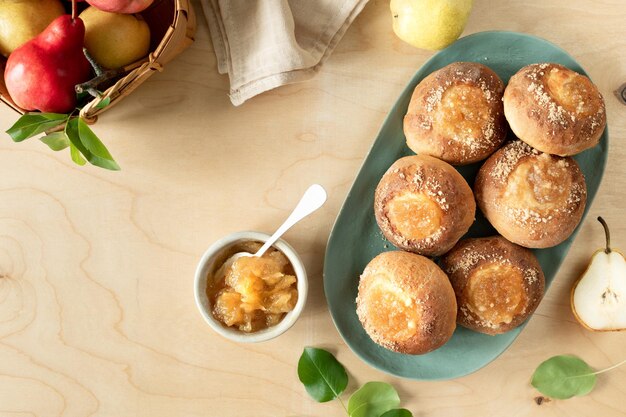 Deliciosos pães caseiros com geléia e peras frescas em um fundo de madeira Mini tortas Receita de culinária