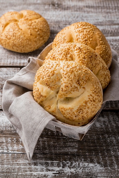 Deliciosos pães com gergelim vista alta