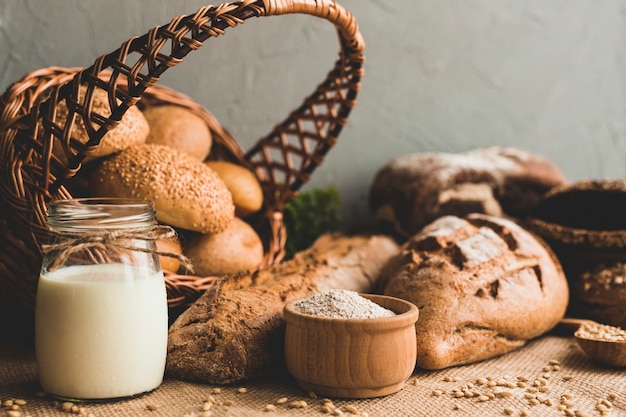 Foto grátis deliciosos pães cozidos na composição