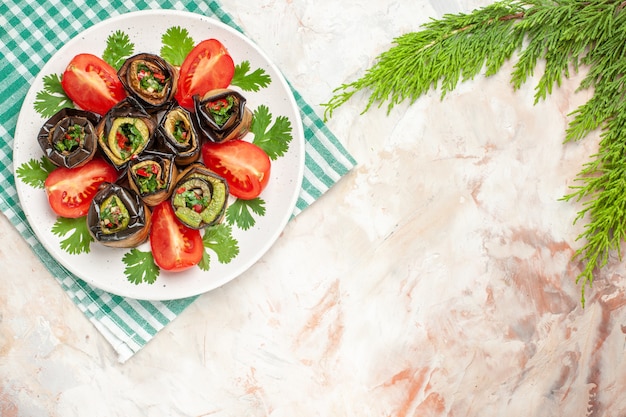 Deliciosos pãezinhos de berinjela com tomates e verduras de cima