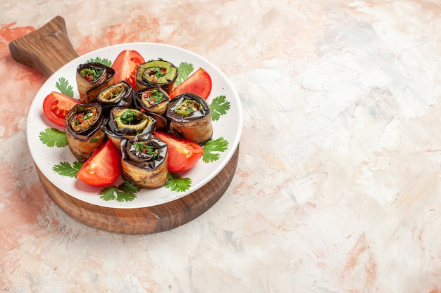 Deliciosos pãezinhos de berinjela com tomates e verduras de frente