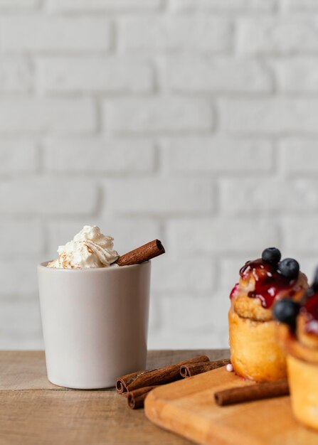 Deliciosos pãezinhos de canela e bebida