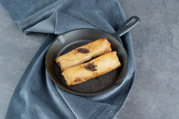 Deliciosos pastéis com açúcar em pó no prato escuro