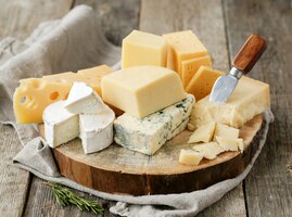 Foto grátis deliciosos pedaços de queijo