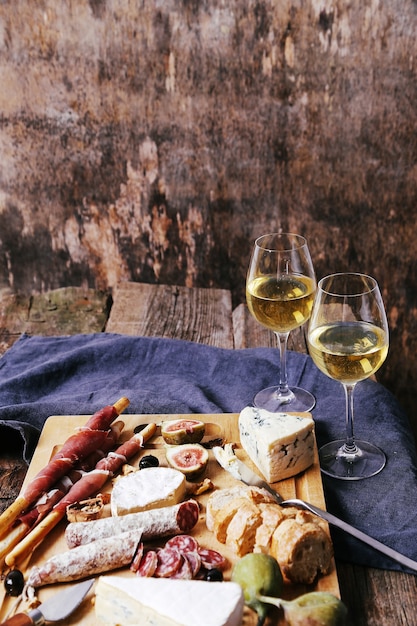 Foto grátis deliciosos petiscos em tábua de madeira