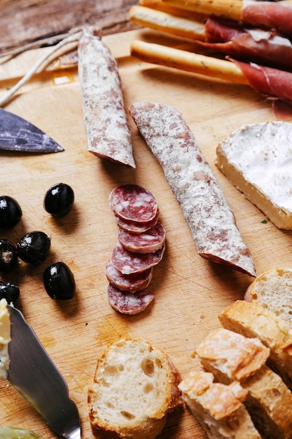 Foto grátis deliciosos petiscos em tábua de madeira