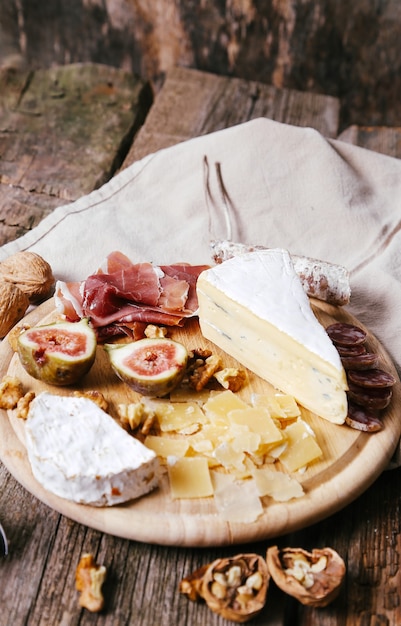 Foto grátis deliciosos petiscos em tábua de madeira