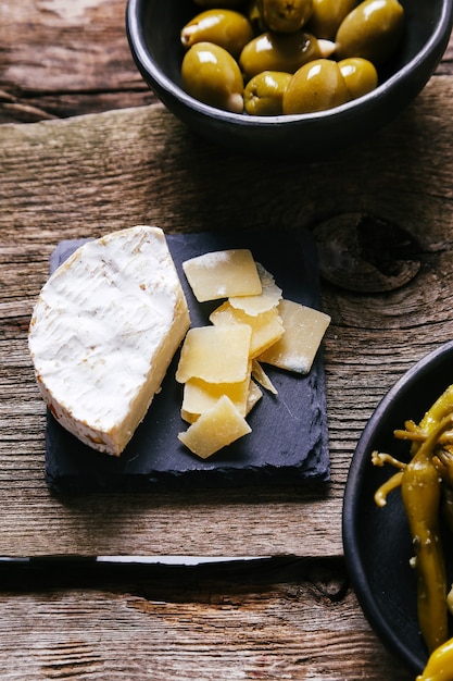 Deliciosos petiscos em tábua de madeira