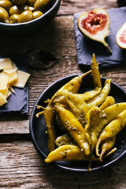 Deliciosos petiscos em tábua de madeira