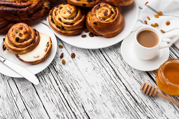 Deliciosos rolos de passas de canela na mesa de madeira