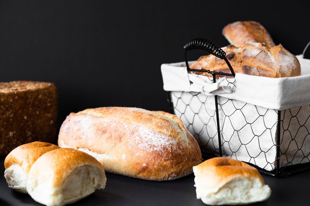 Deliciosos tipos de pão e cesta