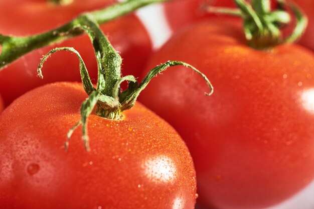 Deliciosos tomates em uma tábua de cortar, verão