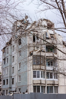 Demolição de edifícios em ambientes urbanos. casa em ruínas.