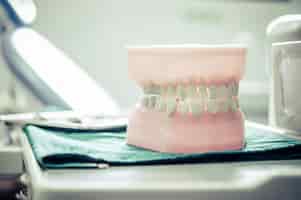 Foto grátis dentaduras colocadas sobre uma mesa no laboratório