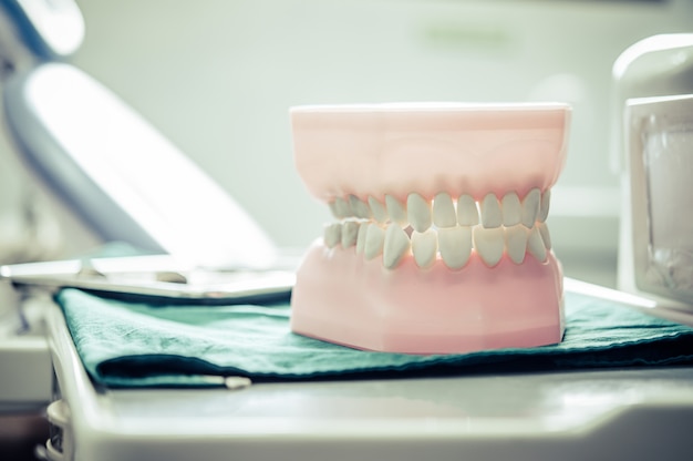 Dentaduras colocadas sobre uma mesa no laboratório