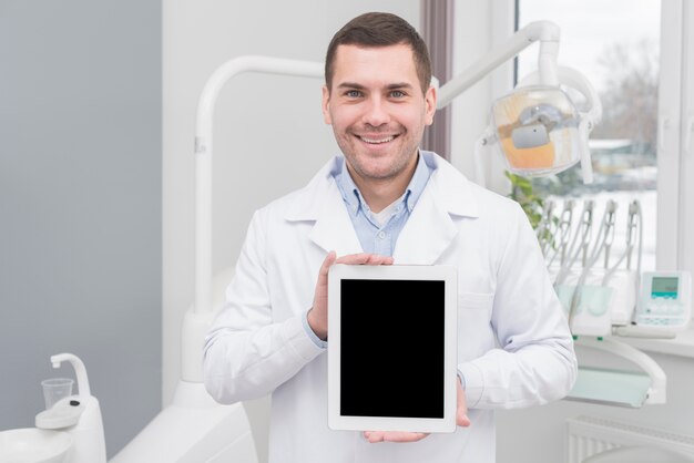 Dentista apresentando tablet