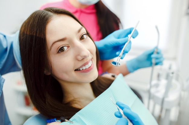 Dentista assistente e o paciente na clínica.