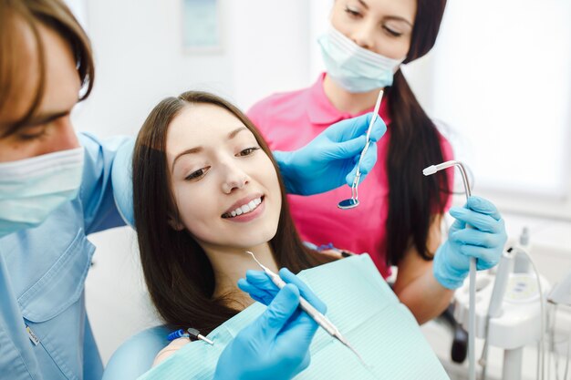 Dentista assistente e o paciente na clínica.