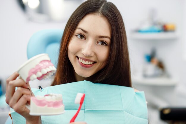 Dentista assistente e o paciente na clínica.