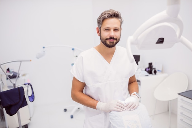 Dentista em pé na clínica