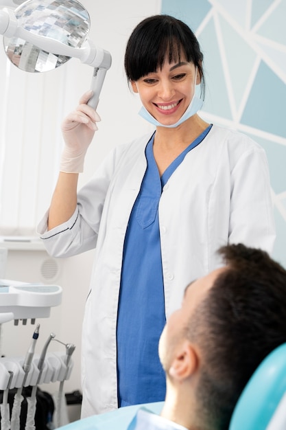 Dentista fazendo um check-up no paciente