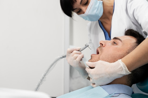 Dentista fazendo um check-up no paciente