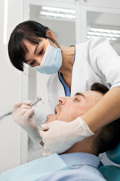 Dentista fazendo um check-up no paciente