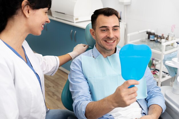 Dentista fazendo um check-up no paciente