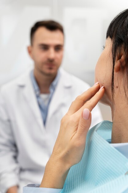 Dentista fazendo um check-up no paciente