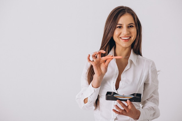 Dentista feminina com ferramentas de Odontologia isolado