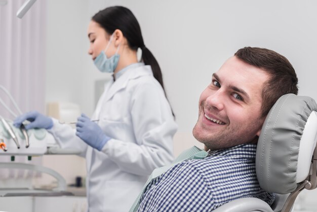 Dentista feminina com paciente