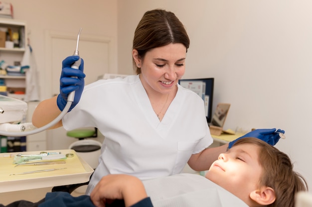 Dentista limpando dentes de criança