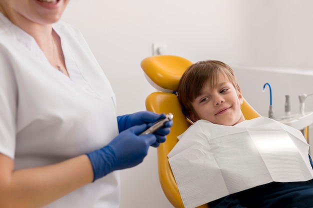 Dentista limpando dentes de criança