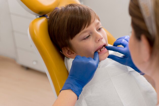 Dentista limpando dentes de criança