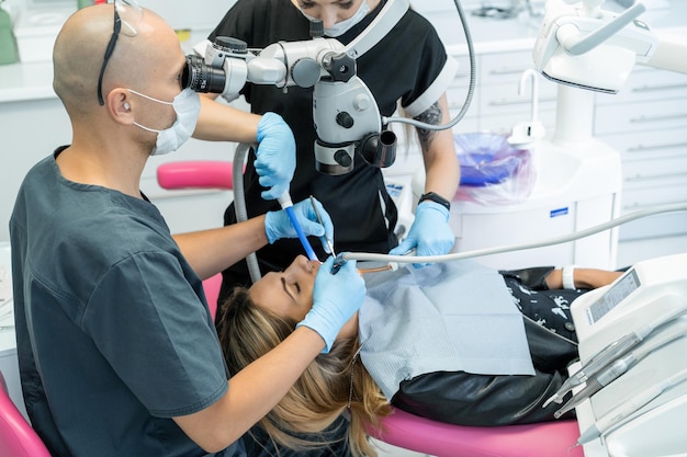 Dentista no processo. Serviços odontológicos, consultório odontológico, tratamento odontológico.