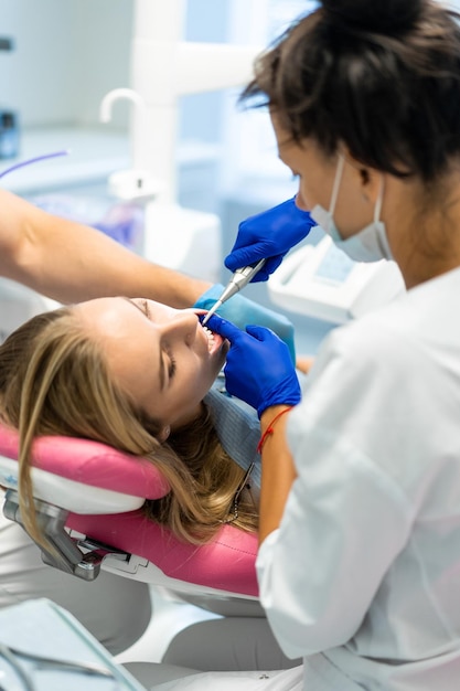 Dentista no processo. serviços odontológicos, consultório odontológico, tratamento odontológico.