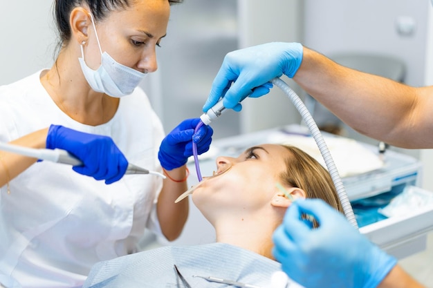 Dentista no processo. Serviços odontológicos, consultório odontológico, tratamento odontológico.