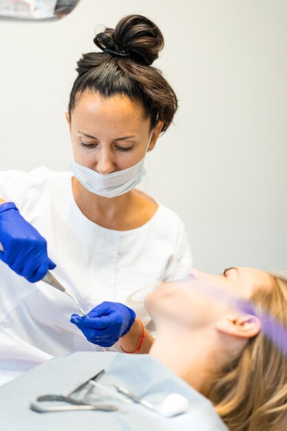 Dentista no processo. Serviços odontológicos, consultório odontológico, tratamento odontológico.