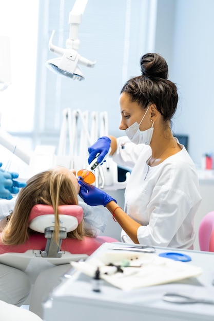 Foto grátis dentista no processo. serviços odontológicos, consultório odontológico, tratamento odontológico.