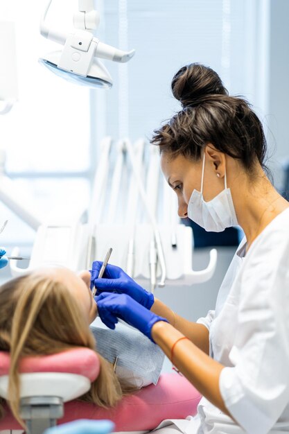 Dentista no processo. Serviços odontológicos, consultório odontológico, tratamento odontológico.