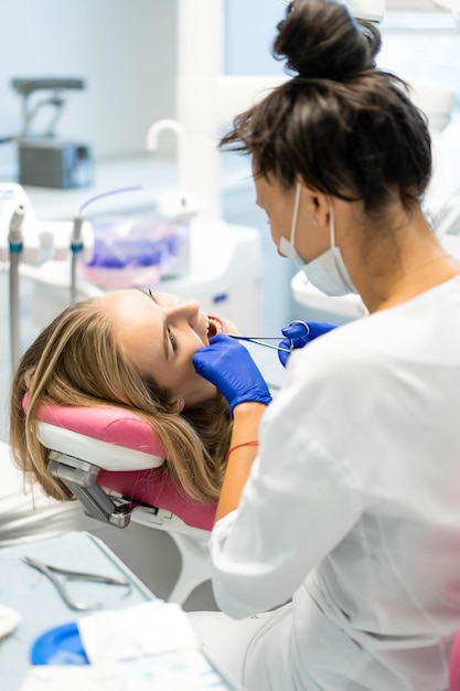 Dentista no processo. Serviços odontológicos, consultório odontológico, tratamento odontológico.