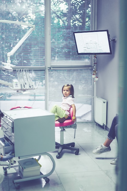 dentista pediátrico. Menina na recepção no dentista.