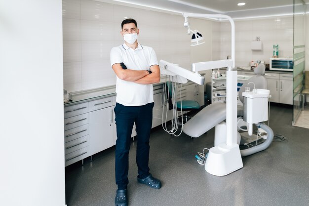 Dentista posando no escritório com máscara cirúrgica