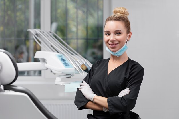 Dentista sorridente com dose média na clínica