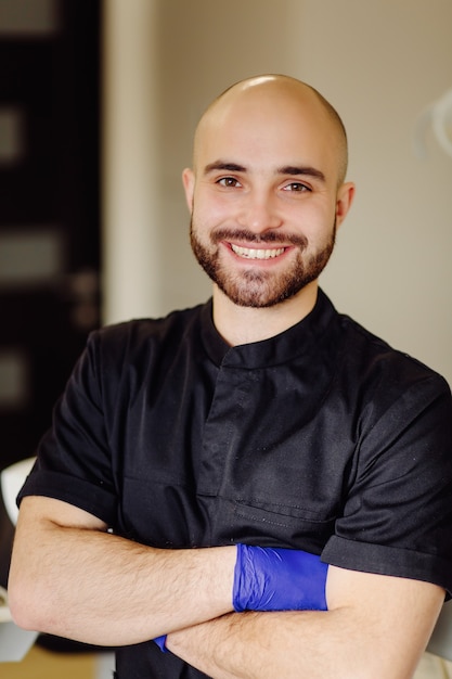 Dentista sorrindo no escritório