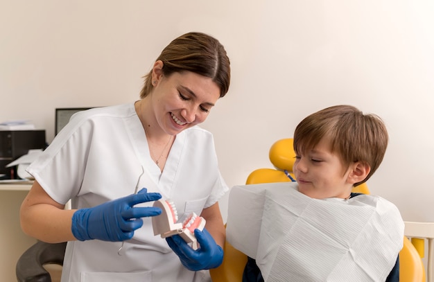 Foto grátis dentista verificando cuidados médicos para pacientes