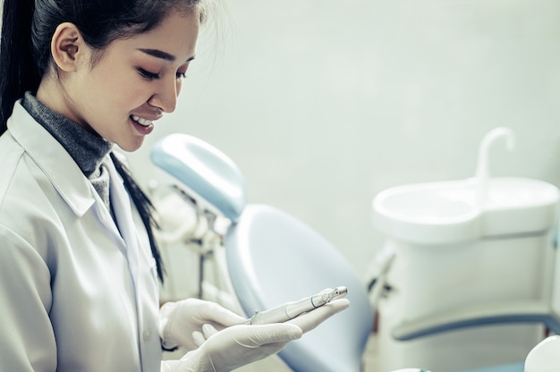 Foto grátis dentistas inspecionam equipamentos de laboratório