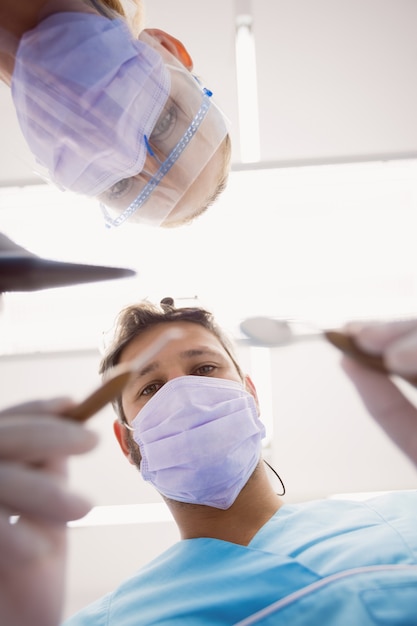 Foto grátis dentistas segurando instrumentos dentários